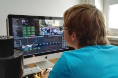 Jakub Mazuch připravuje po ránu reportáž ze záhajování školního roku na 1.ZŠ na iMacu ve Final Cut Pro X. [foto: Filip Fryml]